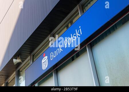 PKO Bank Polski (PKO BP) logo sulla filiale il giorno di sole Foto Stock