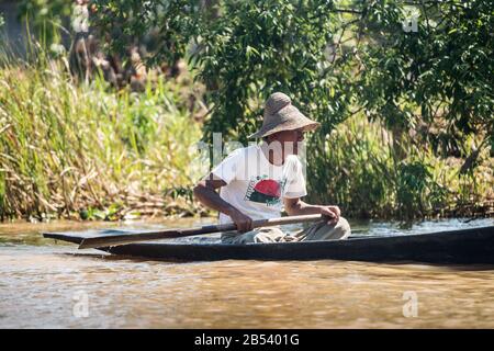 Poeple locale sulla barca, lago Inle, Myanmar, Asia Foto Stock