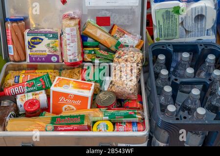 Precauzioni di emergenza, scorte alimentari in una casa privata, scatola con alimenti a lunga durata, stock per 10 giorni, secondo le raccomandazioni del federale Foto Stock