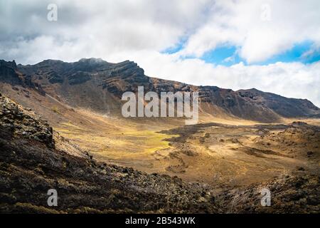 Odore di zolfo sui campi vulcanici, Tongariro Apline Crossing, Nuova Zelanda Foto Stock