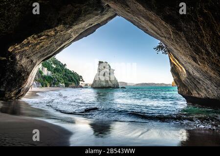 Guardando attraverso l'arco di roccia del Capo della Cattedrale in Nuova Zelanda Foto Stock