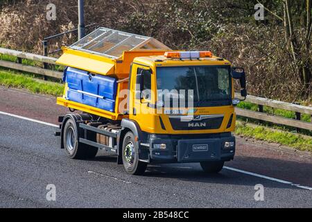 spanditori di sale con capacità 9m3 con spazzaneve e veicoli per la manutenzione invernale su strada con telaio Man; operatori di veicoli con lama in polietilene stampata e-Plough e CE-Ploughs con montaggio DIN. Gritter per neve a lama diritta per impieghi pesanti sull'autostrada M61, Regno Unito Foto Stock