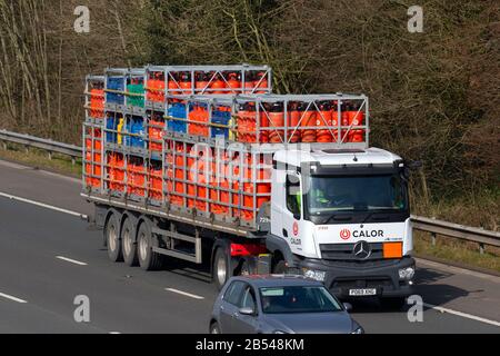 Calor gas fuel trasporto camion, camion, trasporto, camion, cargo carrier, veicolo Mercedes Benz, trasporto commerciale europeo, industria, M61 a Manchester, Regno Unito Foto Stock