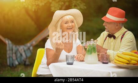 Coppia Felice Anziani Godendo Di Ogni Altra 'Società Foto Stock