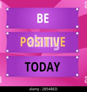 Scrittura del testo di handwriting Sia Positivo. Foto concettuale che dà la causa per la speranza e la fiducia Senza alcun dubbio pannello di legno attaccato chiodo colorato posteriore Foto Stock