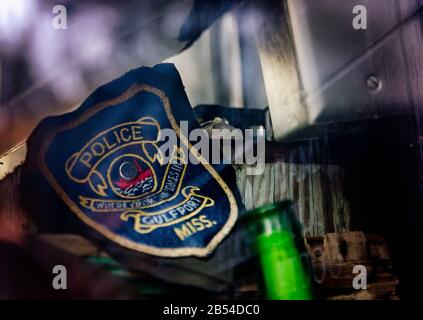 Una scatola di vetro contenente la patch di un poliziotto e altri ricordi trovati dopo l’uragano Katrina si trova a Biloxi Town Green a Biloxi, Mississippi. Foto Stock