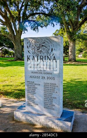 Un memoriale alle vittime dell'uragano Katrina si trova nel War Memorial Park, 26 agosto 2015, a Pass Christian, Mississippi. Il monumento onora 28 persone i Foto Stock