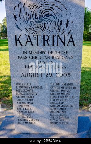 Un memoriale alle vittime dell'uragano Katrina si trova nel War Memorial Park, 26 agosto 2015, a Pass Christian, Mississippi. Il monumento onora 28 persone i Foto Stock