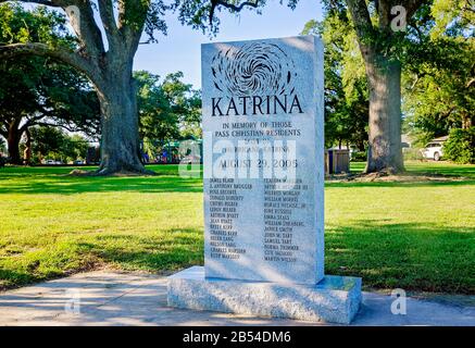 Un memoriale alle vittime dell'uragano Katrina si trova nel War Memorial Park, 26 agosto 2015, a Pass Christian, Mississippi. Il monumento onora 28 persone i Foto Stock