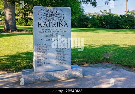 Un memoriale alle vittime dell'uragano Katrina si trova nel War Memorial Park, 26 agosto 2015, a Pass Christian, Mississippi. Il monumento onora 28 persone i Foto Stock