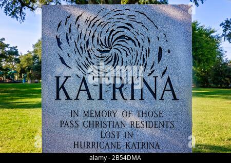 Un memoriale alle vittime dell'uragano Katrina si trova nel War Memorial Park, 26 agosto 2015, a Pass Christian, Mississippi. Il monumento onora 28 persone i Foto Stock