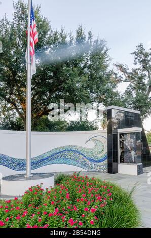 Un memoriale alle vittime dell'uragano Katrina si trova a Biloxi Town Green, 26 agosto 2015, a Biloxi, Mississippi. Foto Stock