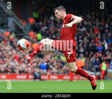 Anfield, Liverpool, Merseyside, Regno Unito. 7th Mar, 2020. Inglese Premier League Football, Liverpool contro AFC Bournemouth; James Milner di Liverpool porta la palla sotto controllo Credit: Action Plus Sports/Alamy Live News Foto Stock