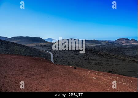 Ampi campi di lava che offrono un caratteristico paesaggio lunare nel Parco Nazionale di Timanfaya, Lanzarote Foto Stock
