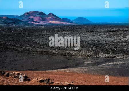 Ampi campi di lava che offrono un caratteristico paesaggio lunare nel Parco Nazionale di Timanfaya, Lanzarote Foto Stock
