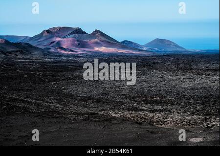 Ampi campi di lava che offrono un caratteristico paesaggio lunare nel Parco Nazionale di Timanfaya, Lanzarote Foto Stock