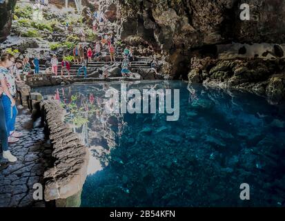 Il lago sotterraneo di acqua salata a Jameos del Aqua a Lanzarote. La piscina è abitata da piccoli granchi albini. Foto Stock