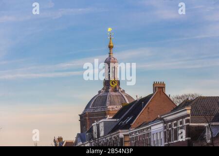 La vista della chiesa di Marekerk, la sua cupola e il simbolo dorato della città di Leiden, Paesi Bassi, Olanda Foto Stock