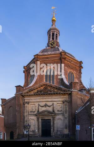 La vista della chiesa di Marekerk, la sua cupola e il simbolo dorato della città di Leiden, Paesi Bassi, Olanda Foto Stock