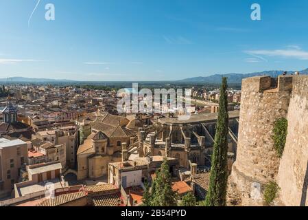 Tortosa, Spagna - 16 ottobre 2019: Panorama della città, vista dal castello di Tortosa, Catalogna, Tarragona Foto Stock