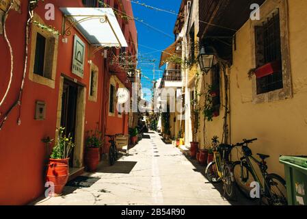 Villaggio costiero tradizionale di Panormo, strada a Rethimno, Creta, Grecia - sep, 2019 Foto Stock