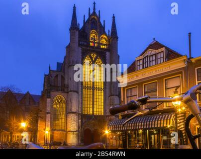 Leiden, Olanda, Paesi Bassi, 16 Gennaio 2020. La vista notturna di Hooglandse Kerk Foto Stock