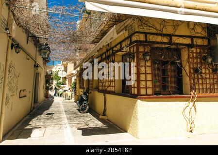 Villaggio costiero tradizionale di Panormo, strada a Rethimno, Creta, Grecia - sep, 2019 Foto Stock