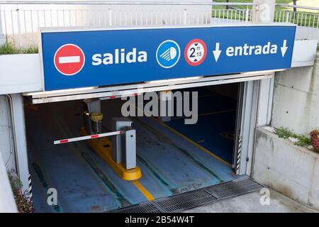Salida, cartello entrada all'ingresso del parcheggio sotterraneo. Uscita, ingresso in spagnolo. Foto Stock