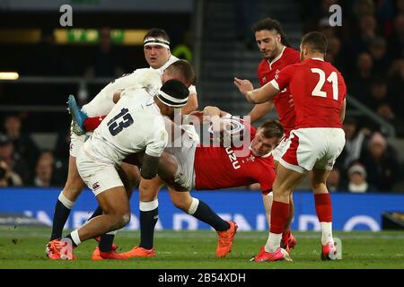 Londra, Regno Unito. 7th Feb 2020. Owen Farrell e Manu Tuilagi dell'Inghilterra affrontano Nick Tompkins del Galles durante le sei Nazioni Guinness tra l'Inghilterra e il Galles al Twickenham Stadium, Londra, Inghilterra, il 07 marzo 2020. (Foto Di Mitchell Gunn/Espa-Images) Credito: Agenzia Fotografica Sportiva Europea/Alamy Live News Foto Stock