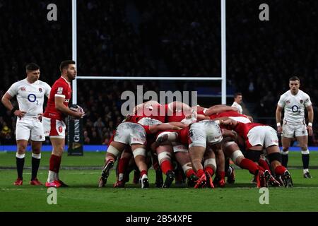 Londra, Regno Unito. 7th Feb 2020. Rhys Webb del Galles si prepara a mettere la palla in una mischia durante la Guinness Six Nations tra Inghilterra e Galles al Twickenham Stadium, Londra, Inghilterra il 07 marzo 2020. (Foto Di Mitchell Gunn/Espa-Images) Credito: Agenzia Fotografica Sportiva Europea/Alamy Live News Foto Stock