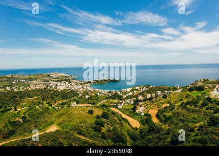 Il piccolo villaggio con spiagge uniche e famosa località di Agia Pelagia, Heraklion, Creta, Grecia. Foto Stock