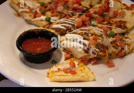 su un piatto è salsa per l'immersione delizioso quesadilla con verdure Foto Stock