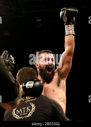 Jono Carroll celebra la vittoria contro Scott Quigg nel suo Super-Featherweight contest alla Manchester Arena. Foto Stock