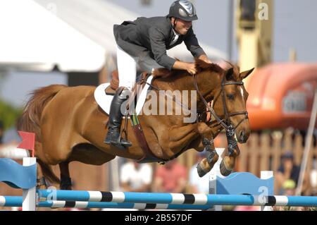 Keean White (CAN) in sella a Vienna Rouge, CSI-W Wellington, febbraio 2007, Bainbridge Idle Dice Classic, CSI-W. Foto Stock