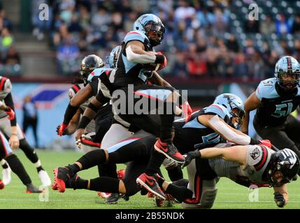 Arlington, Texas, Stati Uniti. 7th Mar, 2020. Dallas Renegades che corre indietro Austin Walter (27) corre con la palla durante la 1st metà del gioco XFL tra i Guardiani di NY e i Dallas Renegades al Globe Life Park di Arlington, Texas. Matthew Lynch/Csm/Alamy Live News Foto Stock