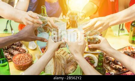 Gruppo di amici di tostatura aperitivo con barbecue per mangiare all'aperto - Primo piano delle mani il tifo con cocktail e birre - Amicizia,l'estate,divertente e cena Foto Stock