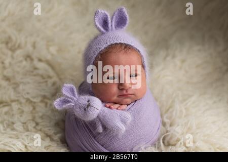 Neonato. Sessione fotografica di un neonato. Neonato in cappello coniglietto Foto Stock