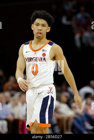 Charlottesville, Virginia, Stati Uniti. 07th Mar, 2020. Virginia Cavaliers Guard (0) Kihei Clark durante una partita di pallacanestro NCAA Men's Basketball tra i Louisville Cardinals e la University of Virginia Cavaliers alla John Paul Jones Arena di Charlottesville, Virginia. Justin Cooper/Csm/Alamy Live News Foto Stock