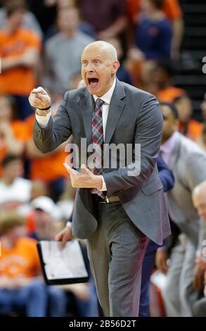 Charlottesville, Virginia, Stati Uniti. 07th Mar, 2020. Louisville Cardinals Head Coach Chris Mack durante una partita di basket maschile NCAA tra i Louisville Cardinals e l'Università di Virginia Cavaliers alla John Paul Jones Arena di Charlottesville, Virginia. Justin Cooper/Csm/Alamy Live News Foto Stock