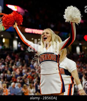 Charlottesville, Virginia, Stati Uniti. 07th Mar, 2020. Un cheerleader della Virginia si esibir durante una partita di pallacanestro NCAA Men's Basketball tra i Louisville Cardinals e l'Università di Virginia Cavaliers alla John Paul Jones Arena di Charlottesville, Virginia. Justin Cooper/Csm/Alamy Live News Foto Stock