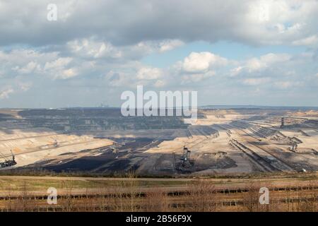 Vista nella miniera marrone cole opencast Hambach, diversi scavatori stanno lavorando nella miniera Foto Stock