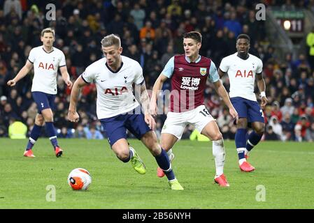 Burnley, Regno Unito. 07th Mar, 2020. Toby Alderweireld di Tottenham Hotspur (l) scudi la palla da Ashley Westwood di Burnley. Partita della Premier League, Burnley contro Tottenham Hotspur a Turf Moor a Burnley, Lancashire sabato 7th marzo 2020. Questa immagine può essere utilizzata solo per scopi editoriali. Solo uso editoriale, licenza richiesta per uso commerciale. Nessun utilizzo nelle scommesse, nei giochi o nelle singole pubblicazioni club/campionato/giocatore. PIC by Chris Stading/Andrew Orchard sports photography/Alamy Live News Credit: Andrew Orchard sports photography/Alamy Live News Foto Stock