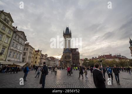 Praga, CECHIA - 3 NOVEMBRE 2019: Panorama della Piazza della Città Vecchia (Staromestske Namesti) con un focus sulla torre dell'orologio del Vecchio Municipio, una grande terra Foto Stock