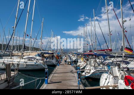 Barche a vela ormeggiate nel porto di Fethiye, che si trova sul Mar Egeo nella Turchia sud-occidentale. Foto Stock