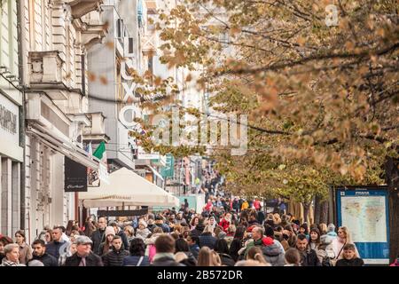 Praga, CECHIA - 31 OTTOBRE 2019: Folla di persone, turisti e locali, passando e precipitando in Piazza Venceslao, all'ora di punta, sovraffollata Foto Stock