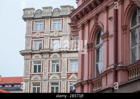 Tipica facciata austro-ungarico di un appartamento in stile barocco edificio residenziale in una strada della città vecchia, centro storico di Praga Repubblica Ceca, Foto Stock