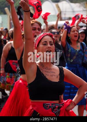 Le donne che indossano una gonna rossa del gruppo attivista 'We are 2074', eseguendo una coreografia quando migliaia di gruppi femministi e simpatici si portano in piazza a Lima, in Perù, chiedendo i loro diritti per la giornata internazionale delle donne Foto Stock