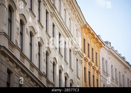 Tipica facciata austro-ungarico di un appartamento in stile barocco edificio residenziale in una strada della città vecchia, centro storico di Praga Repubblica Ceca, Foto Stock