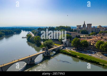 Il ponte storico ponte Pont Saint-Benezet sul fiume Rodano Foto Stock