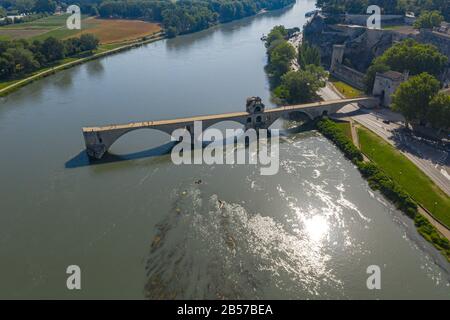 Scenario aereo di Pont Saint-Benezet ponte sul fiume Rodano Foto Stock